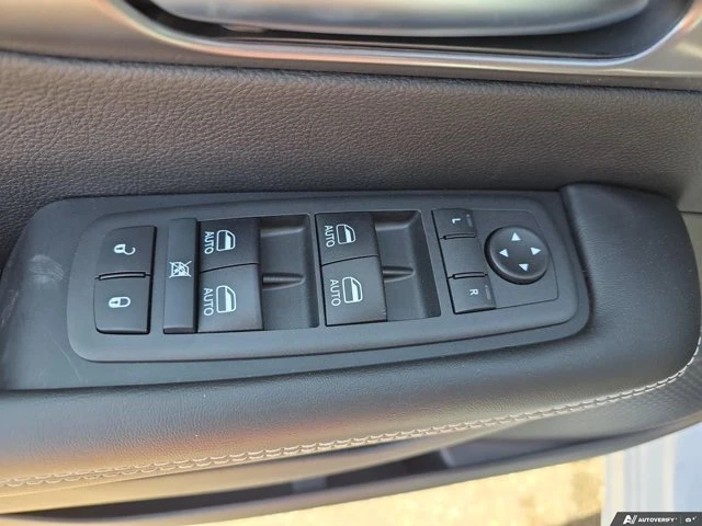 2026 Chrysler Pacifica Select, bílá, 20 km, dovoz Kanada — foto 10 z 20