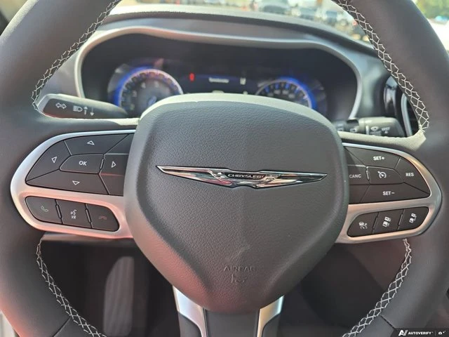 2026 Chrysler Pacifica Select, bílá, 20 km, dovoz Kanada — foto 11 z 20