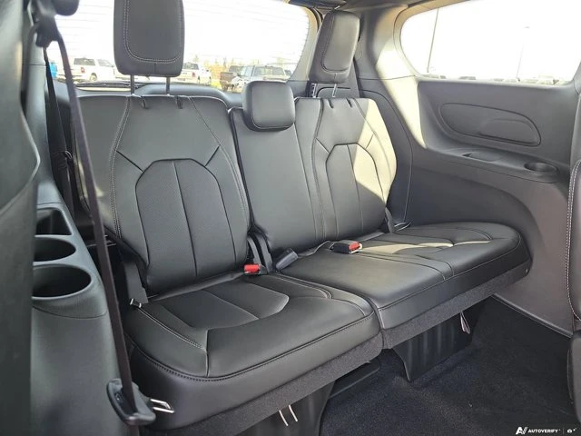 2026 Chrysler Pacifica Select, bílá, 20 km, dovoz Kanada — foto 16 z 20