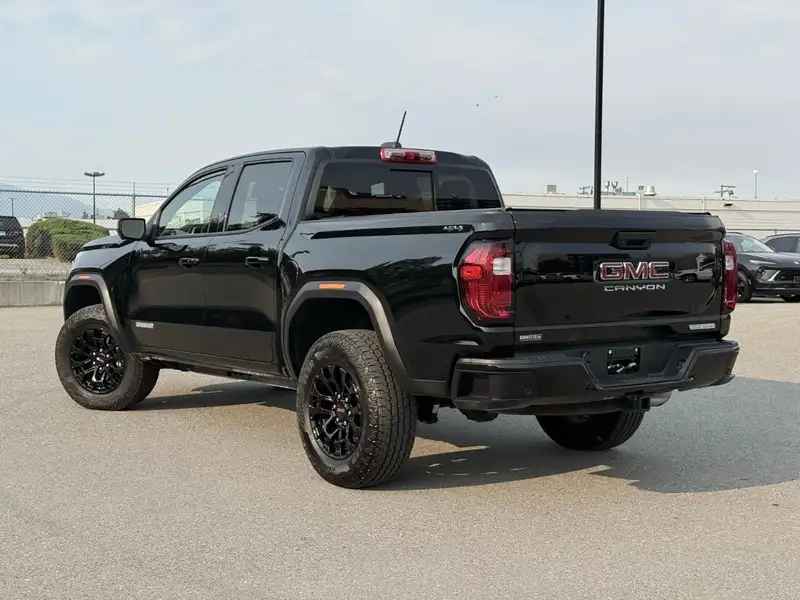 2026 GMC Canyon Elevation, černá, 5 202 km, dovoz Kanada — foto 4 z 12