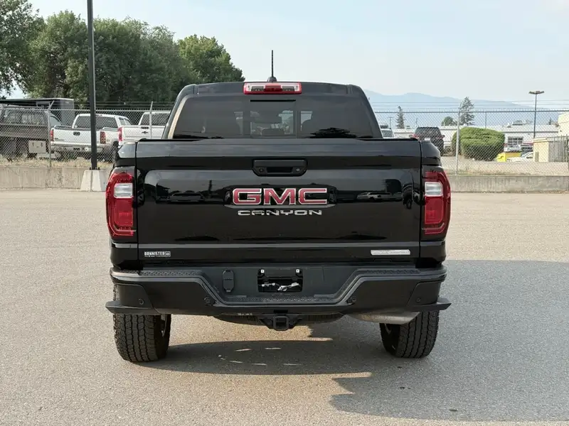 2026 GMC Canyon Elevation, černá, 5 202 km, dovoz Kanada — foto 5 z 12