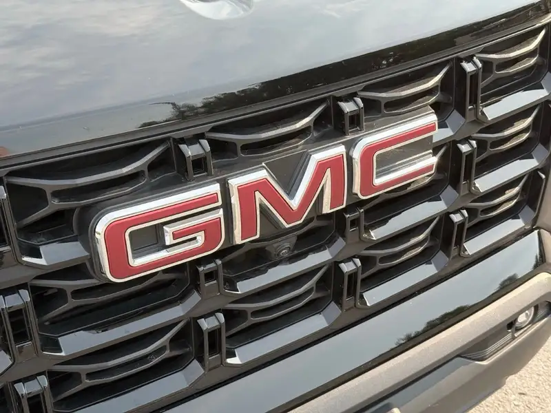 2026 GMC Canyon Elevation, černá, 5 202 km, dovoz Kanada — foto 9 z 12