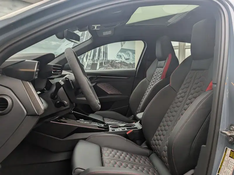 2026 Audi RS3 2.5T, bílá, 90 km, dovoz Kanada — foto 3 z 9