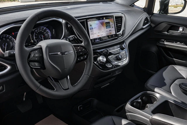 2026 Chrysler Pacifica Select AWD, černá, 15 km, dovoz Kanada — foto 10 z 20