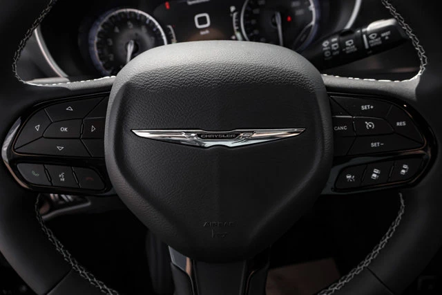 2026 Chrysler Pacifica Select AWD, černá, 15 km, dovoz Kanada — foto 12 z 20