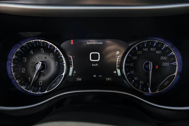 2026 Chrysler Pacifica Select AWD, černá, 15 km, dovoz Kanada — foto 13 z 20