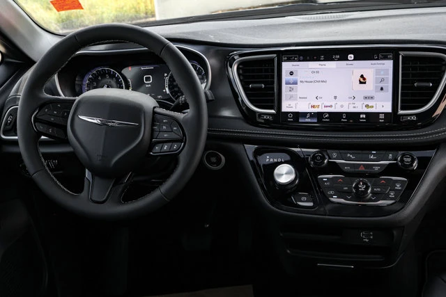 2026 Chrysler Pacifica Select AWD, černá, 15 km, dovoz Kanada — foto 14 z 20