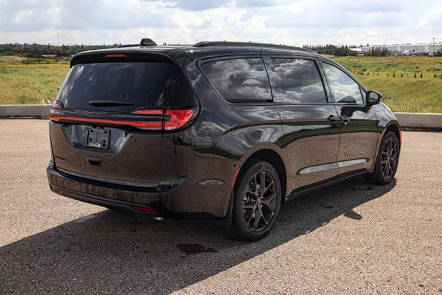 2026 Chrysler Pacifica Select AWD, černá, 15 km, dovoz Kanada — foto 4 z 20