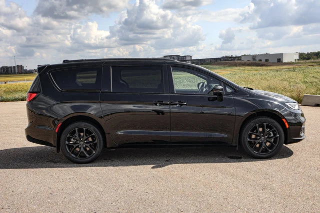 2026 Chrysler Pacifica Select AWD, černá, 15 km, dovoz Kanada — foto 5 z 20