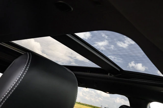 2026 Chrysler Pacifica Select AWD, černá, 15 km, dovoz Kanada — foto 8 z 20