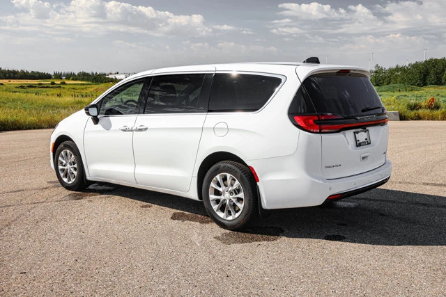 2027 Chrysler Pacifica Select AWD, bílá, 30 km, dovoz Kanada — foto 2 z 20