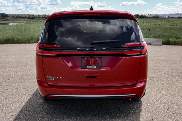 2027 Chrysler Pacifica Select AWD, červená, 17 km, dovoz Kanada — foto 3 z 20