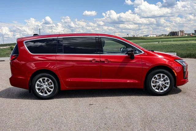 2027 Chrysler Pacifica Select AWD, červená, 17 km, dovoz Kanada — foto 5 z 20