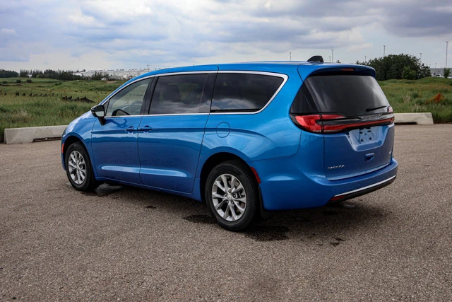 2027 Chrysler Pacifica Select AWD, modrá, 21 km, dovoz Kanada — foto 2 z 20