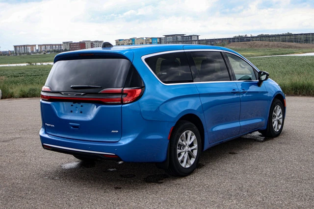 2027 Chrysler Pacifica Select AWD, modrá, 21 km, dovoz Kanada — foto 3 z 20