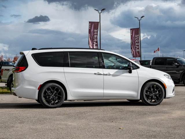 2026 Chrysler Pacifica Select, bílá, 55 km, dovoz Kanada — foto 10 z 20
