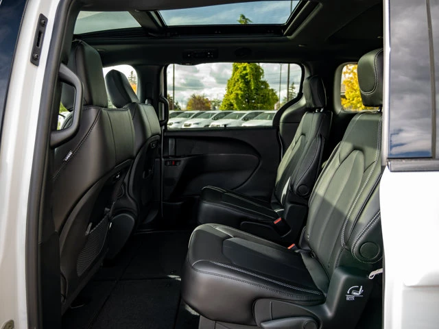 2026 Chrysler Pacifica Select, bílá, 55 km, dovoz Kanada — foto 16 z 20