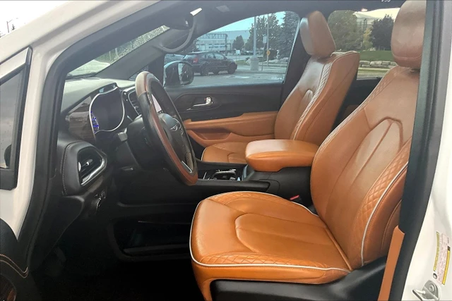 2023 Chrysler Pacifica Hybrid Pinnacle, bílá, 90 040 km, dovoz Kanada — foto 9 z 20