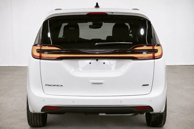2026 Chrysler Pacifica Select AWD, bílá, 31 km, dovoz Kanada — foto 2 z 17