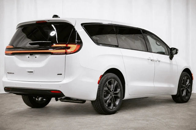 2026 Chrysler Pacifica Select AWD, bílá, 31 km, dovoz Kanada — foto 3 z 17