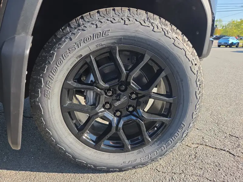 2026 GMC Canyon Elevation, černá, 13 km, dovoz Kanada — foto 11 z 12