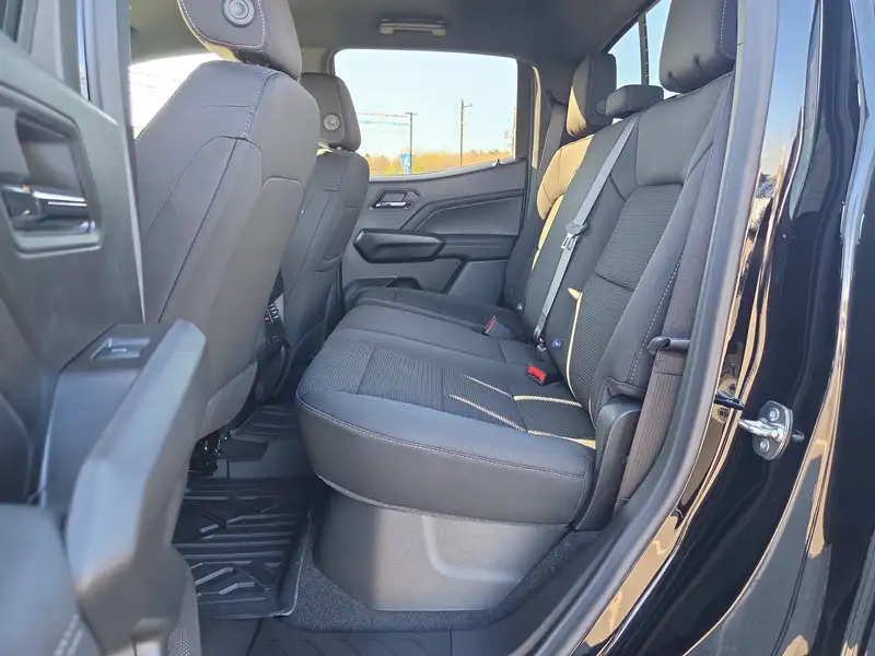 2026 GMC Canyon Elevation, černá, 13 km, dovoz Kanada — foto 7 z 12