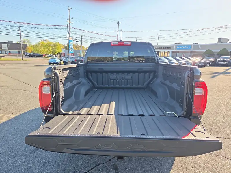 2026 GMC Canyon Elevation, černá, 13 km, dovoz Kanada — foto 8 z 12