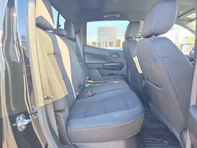 2026 GMC Canyon Elevation, černá, 13 km, dovoz Kanada — foto 9 z 12