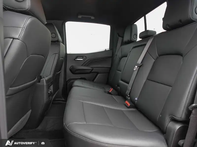 2026 GMC Canyon Elevation, bílá, 10 km, dovoz Kanada — foto 7 z 12