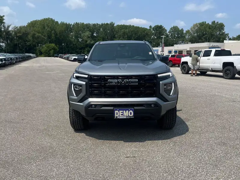 2026 GMC Canyon Elevation, stříbrná, 5 710 km, dovoz Kanada — foto 2 z 12
