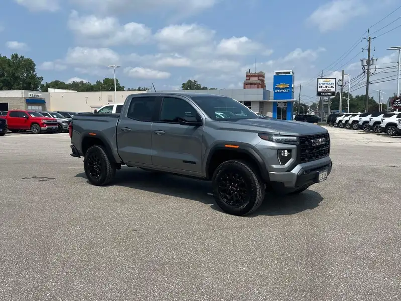 2026 GMC Canyon Elevation, stříbrná, 5 710 km, dovoz Kanada — foto 3 z 12