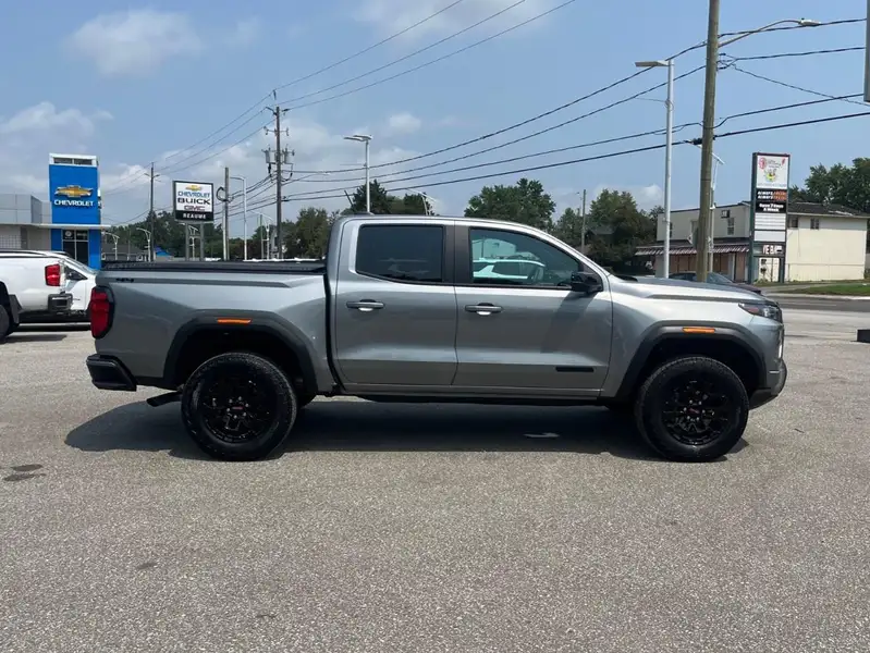 2026 GMC Canyon Elevation, stříbrná, 5 710 km, dovoz Kanada — foto 4 z 12
