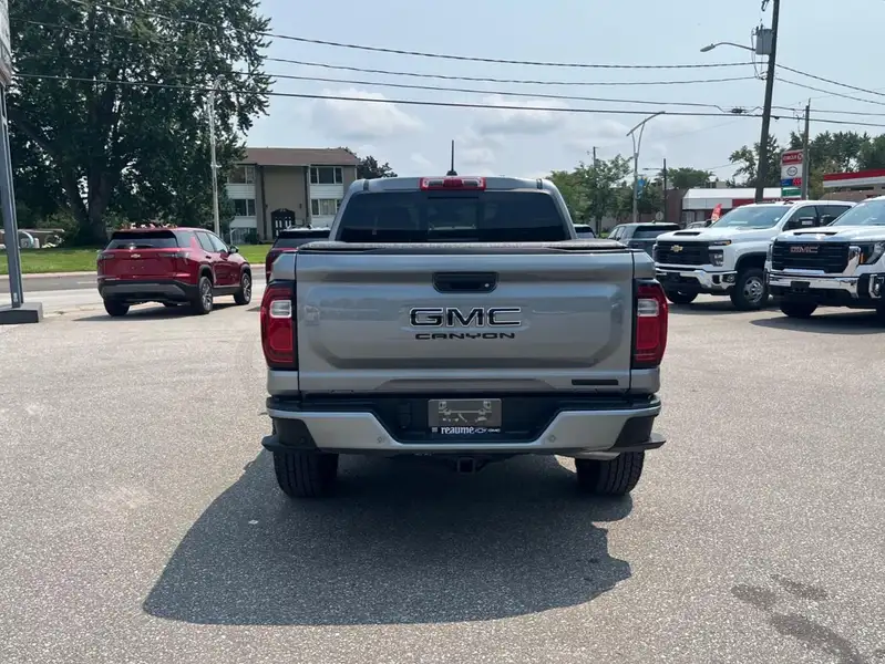 2026 GMC Canyon Elevation, stříbrná, 5 710 km, dovoz Kanada — foto 6 z 12