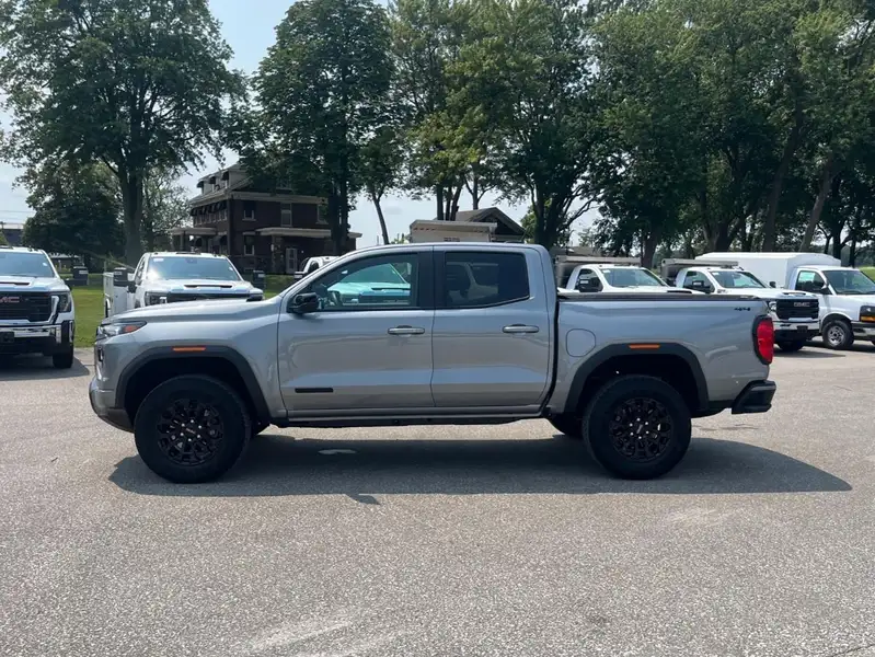 2026 GMC Canyon Elevation, stříbrná, 5 710 km, dovoz Kanada — foto 8 z 12