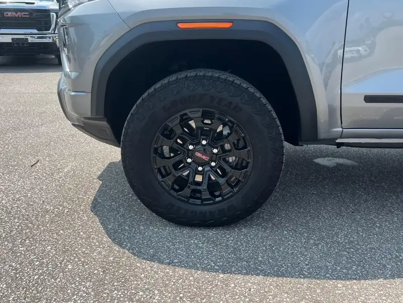 2026 GMC Canyon Elevation, stříbrná, 5 710 km, dovoz Kanada — foto 9 z 12