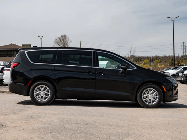 2027 Chrysler Pacifica Select, černá, 17 km, dovoz Kanada — foto 11 z 20