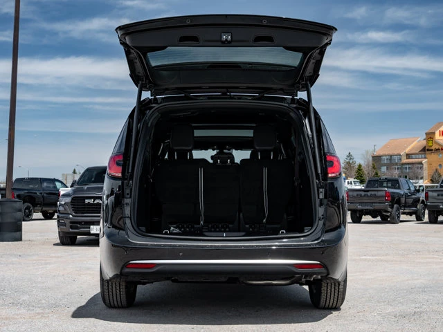 2027 Chrysler Pacifica Select, černá, 17 km, dovoz Kanada — foto 8 z 20
