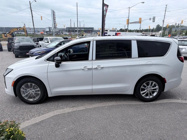 2027 Chrysler Pacifica Select, bílá, 20 km, dovoz Kanada — foto 3 z 5