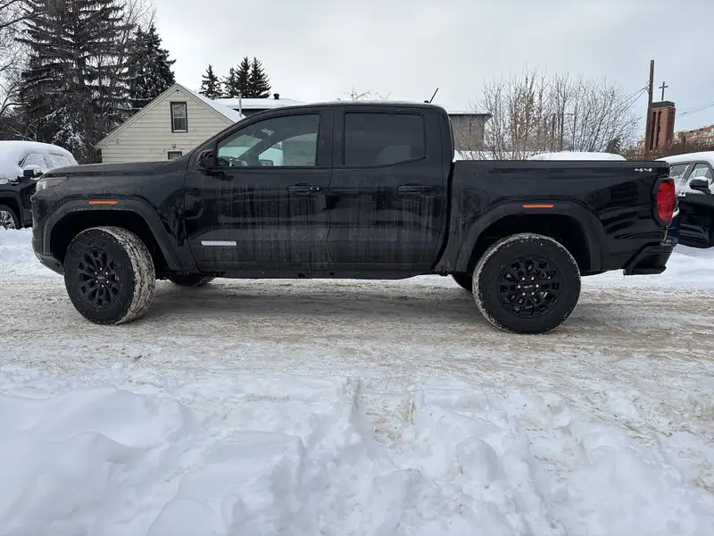 2026 GMC Canyon Elevation, černá, 3 400 km, dovoz Kanada — foto 2 z 12