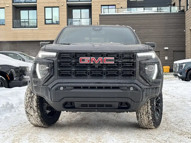 2026 GMC Canyon Elevation, černá, 3 400 km, dovoz Kanada — foto 3 z 12