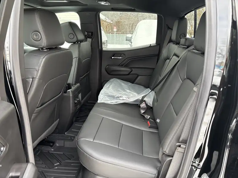 2026 GMC Canyon Elevation, černá, 3 400 km, dovoz Kanada — foto 9 z 12