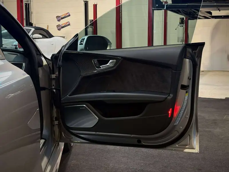 2016 Audi RS7 Sportback, stříbrná, 72 300 km, dovoz Kanada — foto 10 z 12