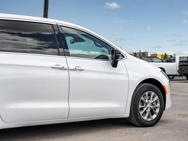 2027 Chrysler Pacifica Select, bílá, 26 km, dovoz Kanada — foto 10 z 20