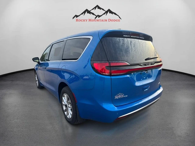 2027 Chrysler Pacifica Select, modrá, 442 km, dovoz Kanada — foto 3 z 16