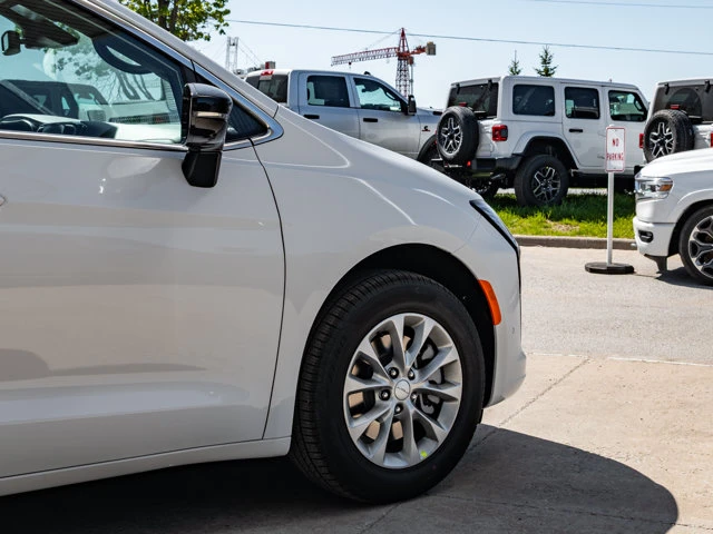 2027 Chrysler Pacifica Select, bílá, 16 km, dovoz Kanada — foto 11 z 20