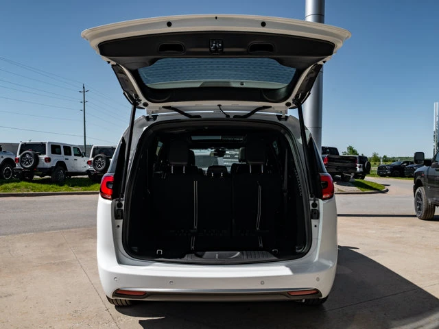 2027 Chrysler Pacifica Select, bílá, 16 km, dovoz Kanada — foto 8 z 20