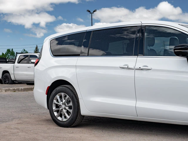 2027 Chrysler Pacifica Select, bílá, 19 km, dovoz Kanada — foto 11 z 20