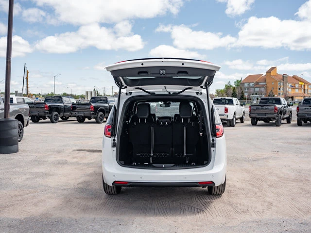 2027 Chrysler Pacifica Select, bílá, 19 km, dovoz Kanada — foto 8 z 20