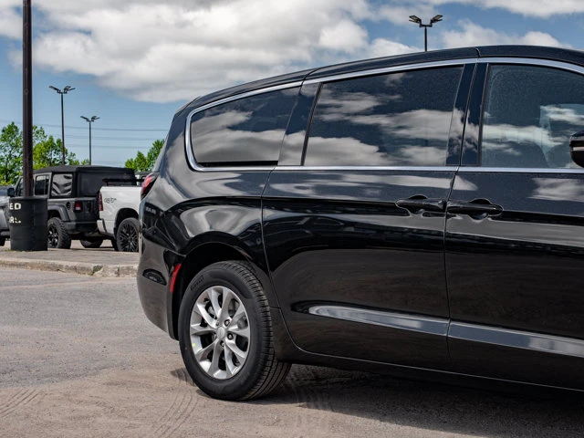 2027 Chrysler Pacifica Select, černá, 17 km, dovoz Kanada — foto 8 z 20