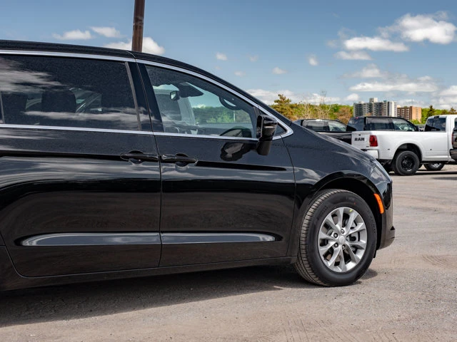2027 Chrysler Pacifica Select, černá, 17 km, dovoz Kanada — foto 9 z 20